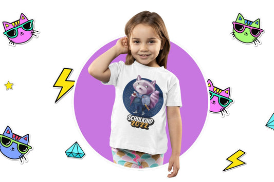 Schulkind 2022 Shirt mit Waschbär und Zuckertüte von Bloominic