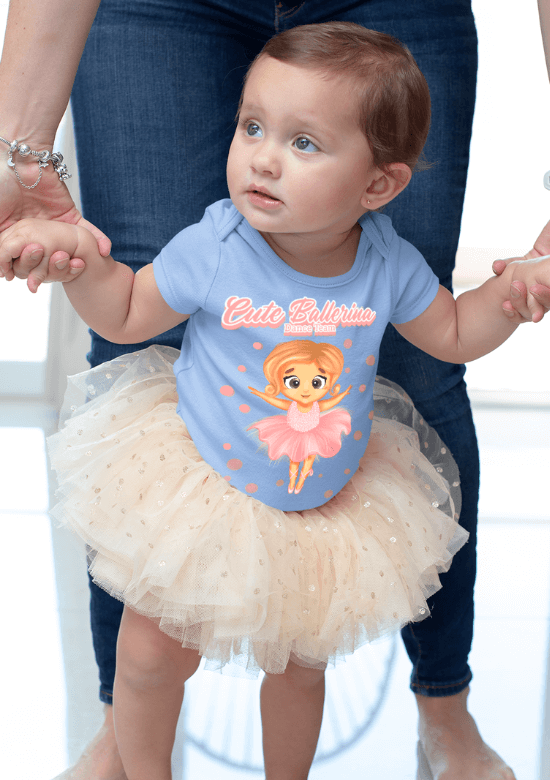 Baby Body bedruckt mit handgezeichneten Ballerina Cartoon mit rosa Kleidchen  von Bloominic