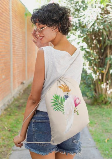 Dame trägt Turnbeutel mit Bloominic handgezeichneten Papagei Design.