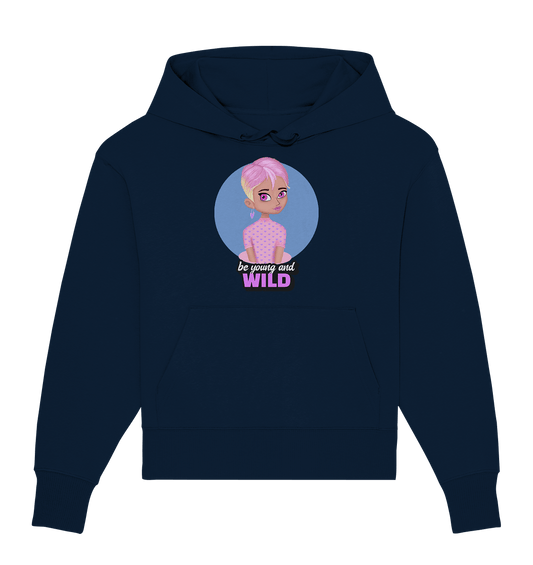 Damen Oversize Kapuzenpullover mit trendigem handgezeichneten Cartoon Design mit rosa Haarfarbe und Beschriftung "be young and wild" von Bloominic forever young