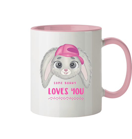 Zweifarbige Tasse mit handgezeichneten Hasen und Beschriftung "Some Bunny loves you." 