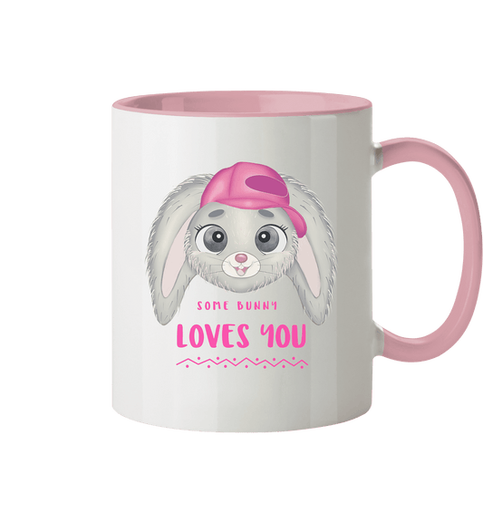Zweifarbige Tasse mit handgezeichneten Hasen und Beschriftung "Some Bunny loves you."